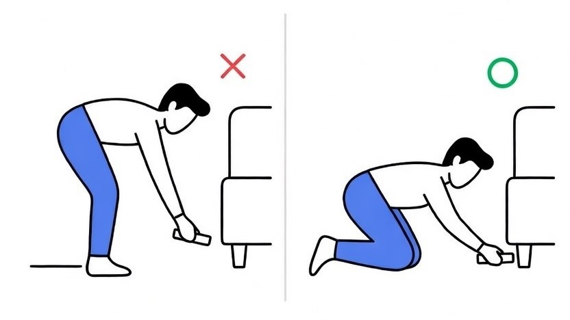 허리디스크 환자가 바닥의 물건을 집을 때 올바른 자세 가이드: 허리를 굽히는 잘못된 습관과 무릎을 꿇어 척추 부담을 줄이는 안전한 방법 비교